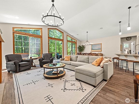 2nd image of 632 E Pointes Drive W