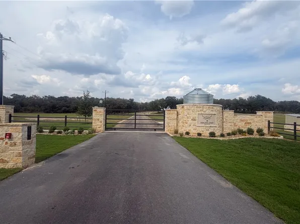 204 Highland Dr, Cameron, TX 76520