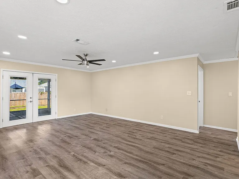 327 Shasta St — Photo 12