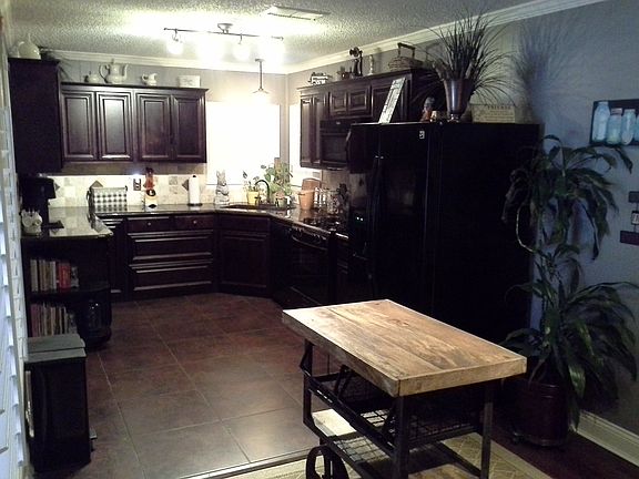 4th image of 719 Winters St