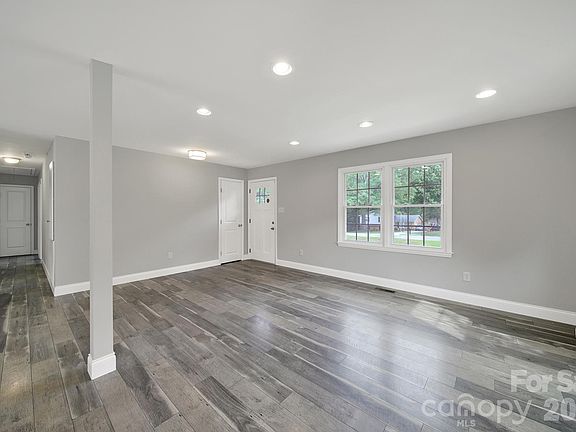3rd image of 1200 Vickie Ln