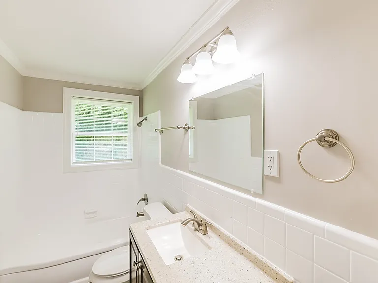 1493527_025_main_bathroom_13057231.jpg