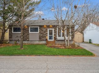 32 Uxbridge Cres #B, Ottawa, ON K2L 1P5