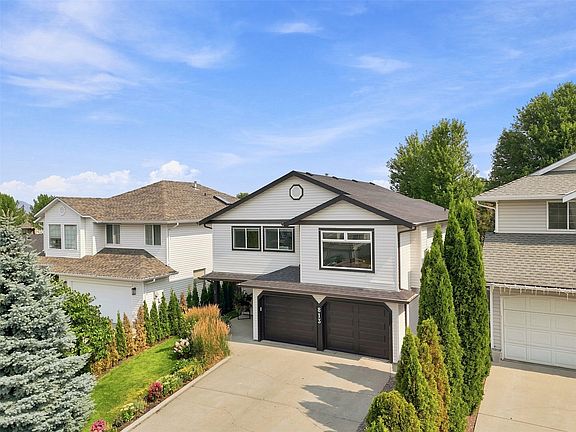 2nd image of 813 Regent Cres