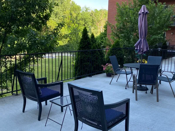 129 Acacia Cir APT 102, Indian Head Park, IL 60525