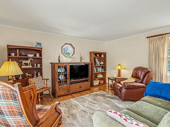 4th image of 418 Larkspur Ave