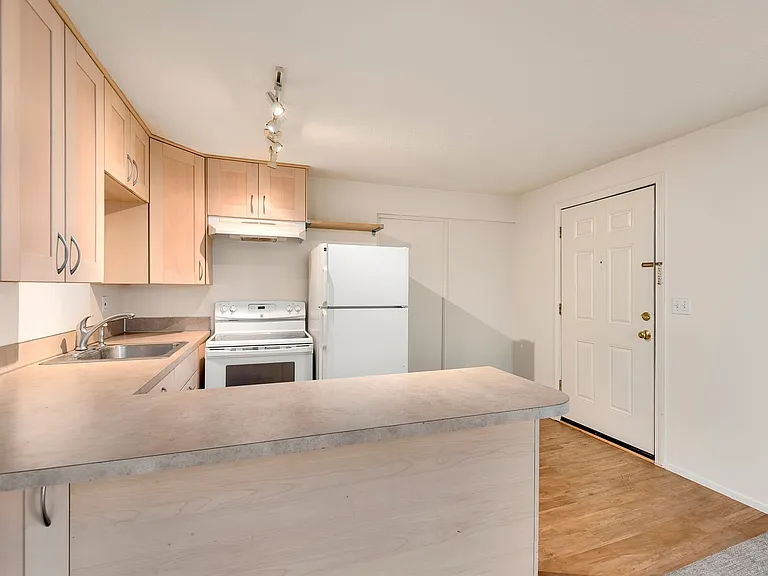 2349 Yale Ave E — Photo 5