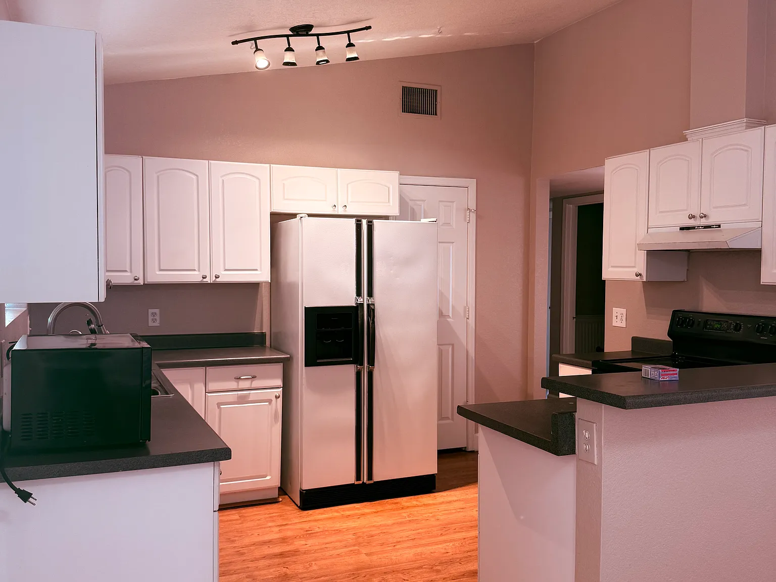 4 bed, 2.5 bath, 2255 sqft, $2,800 — Photo 2