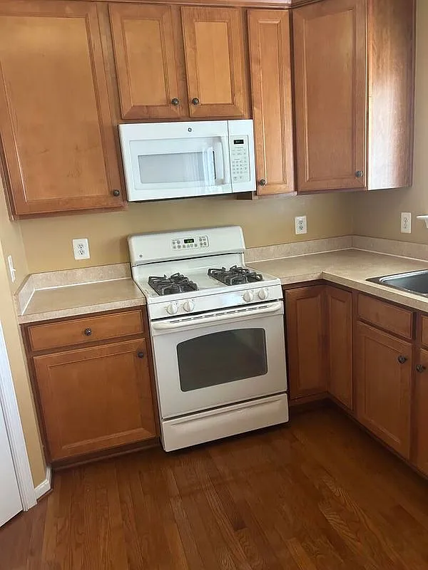 3 bed, 2.5 bath, 1876 sqft, $2,295 — Photo 3