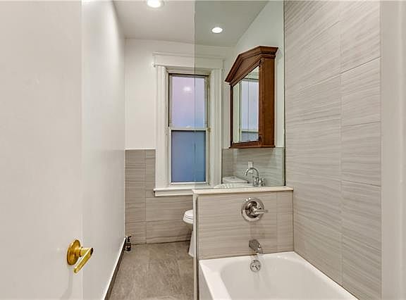 5th image of 3561 Holland Ave