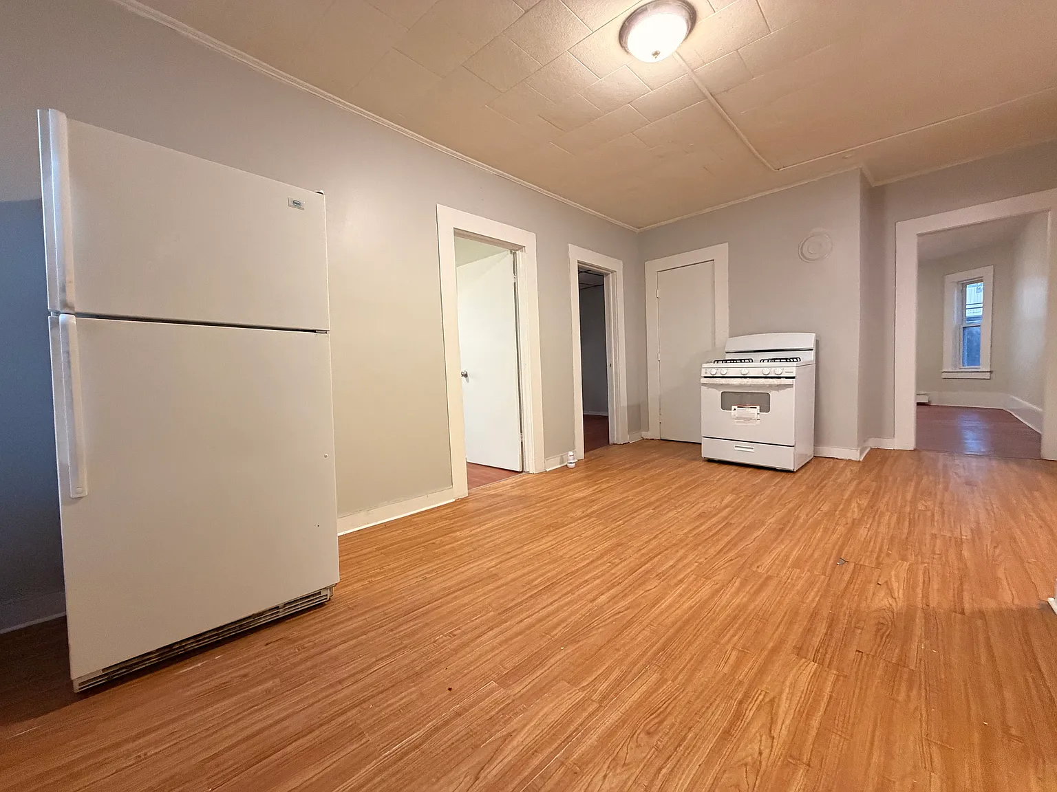 3 bed, 1200 sqft, $2,200 — Photo 4