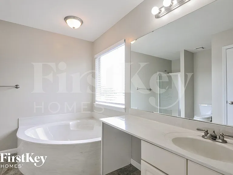 124 Royallsprings Pkwy — Photo 11