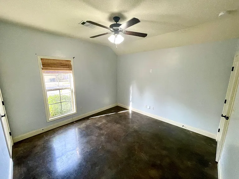 106 Harvey Cir — Photo 7