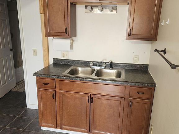 2nd image of 409 Meadow Dr #3