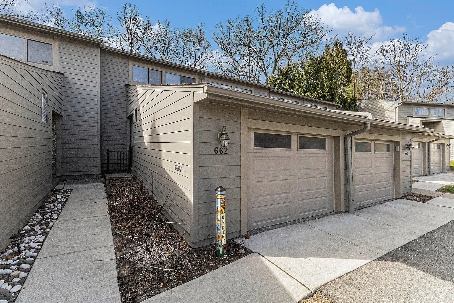 662 Peninsula Ct photo 1