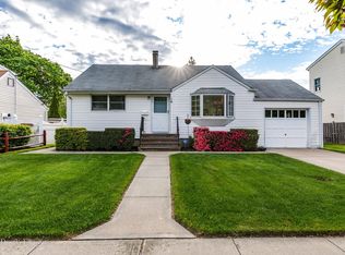 14 Meadow Ln, Syosset, NY 11791