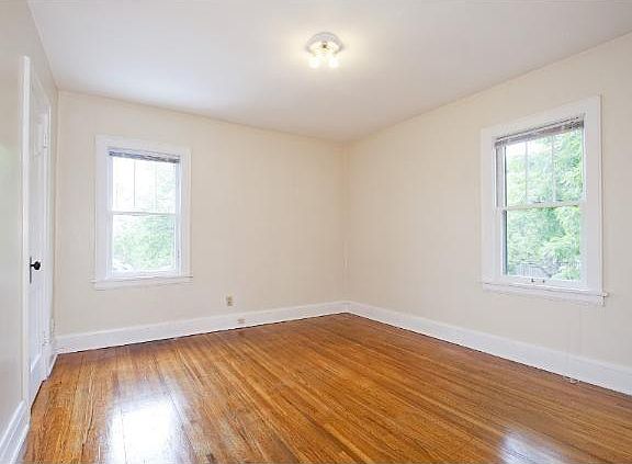 4th image of 922 Saint Clair Ave