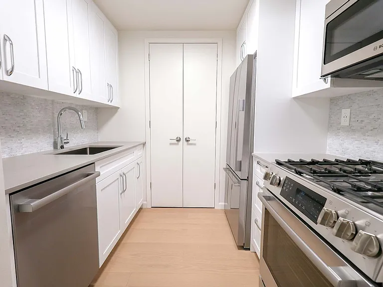 180 W 20th St #5F — Photo 5
