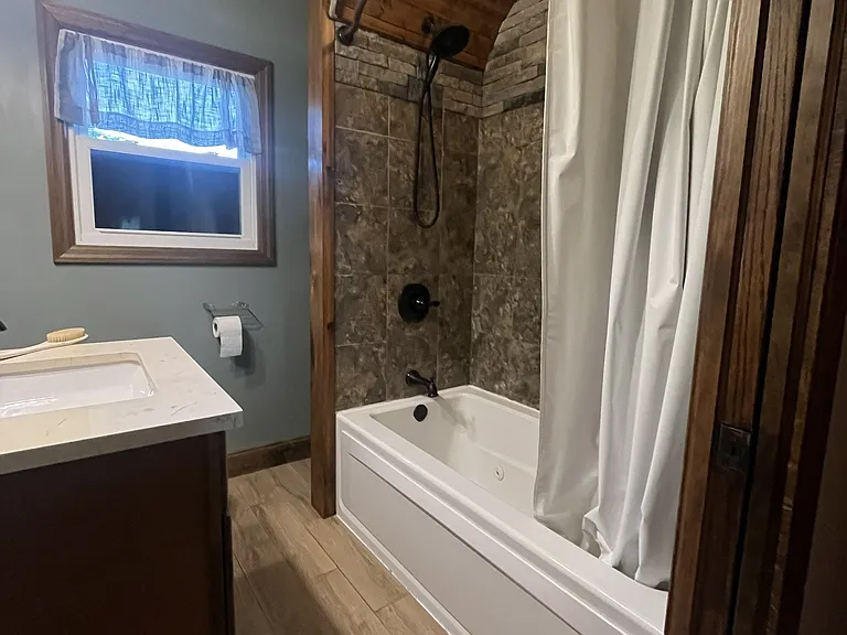 Bathroom. Jacuzzi tub. Strong water pressure.