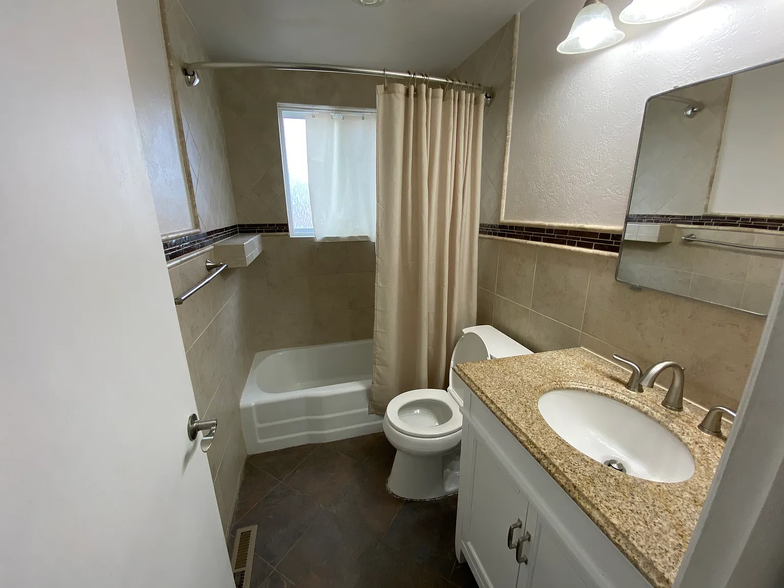 3 bed, 1.0 bath, 1068 sqft, $1,460 — Photo 4