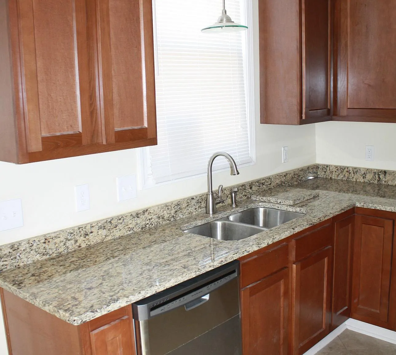 2195 Summit St — Photo 4
