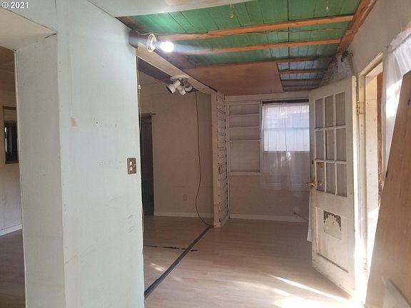 4th image of 182 SE Miller Ave