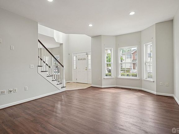 5th image of 335 Moonlight Dr