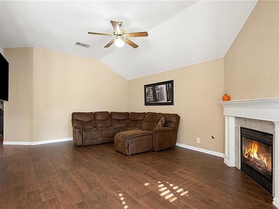 3rd image of 226 Estate Dr
