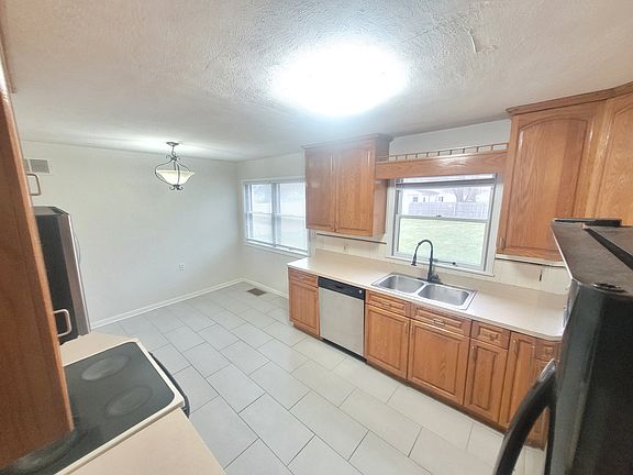 5th image of 321 Armand Dr