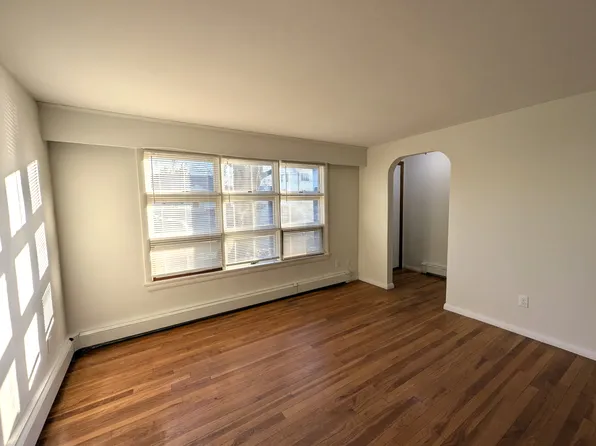 (undisclosed Address), Longmeadow, MA 01106