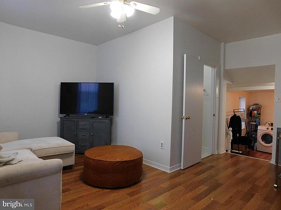 3rd image of 514 W Girard Ave