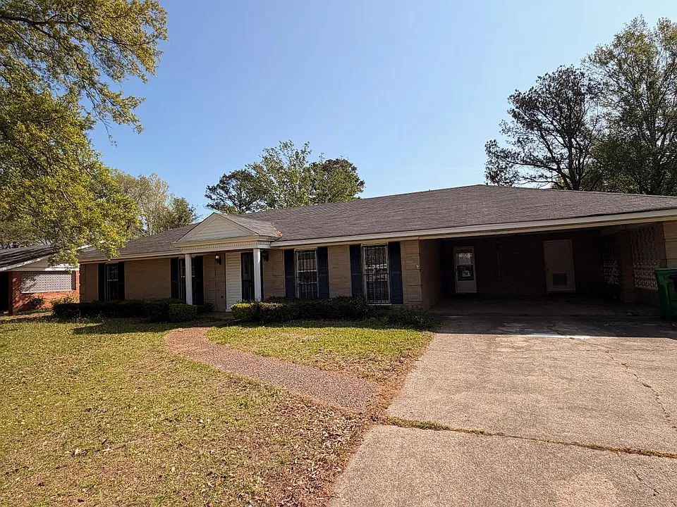 2604 McArthur Dr