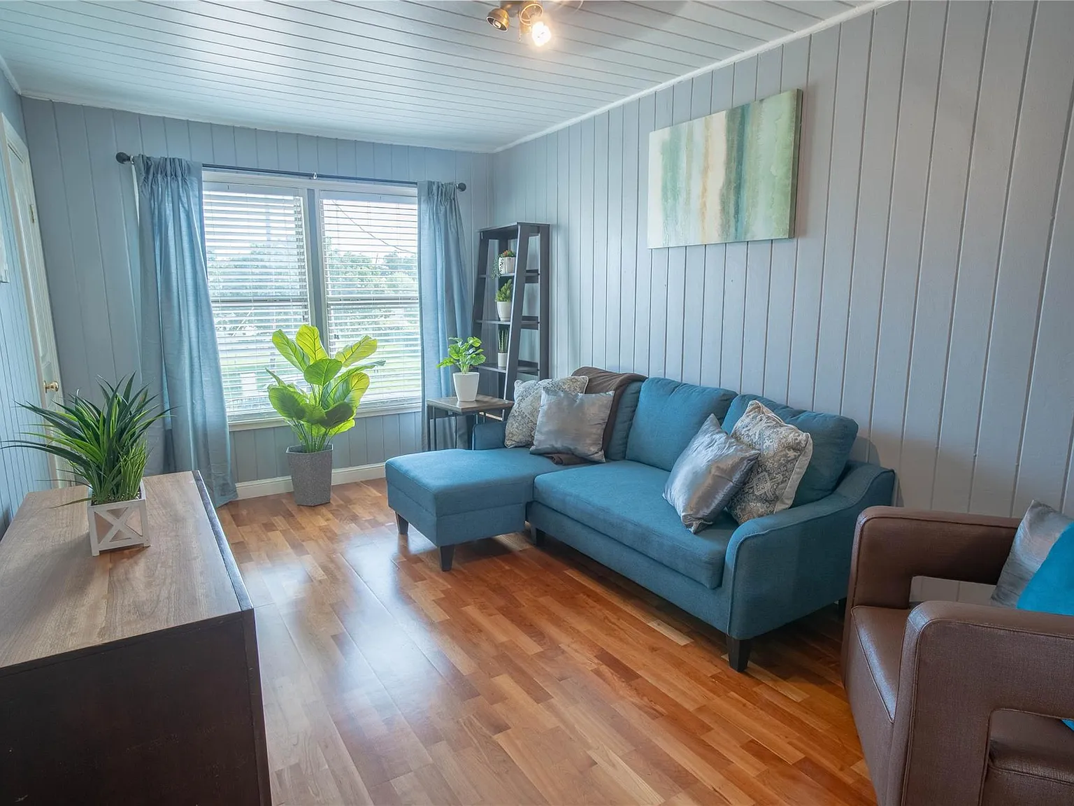 2 bed, 1.0 bath, 2992 sqft, $1,250 — Photo 2