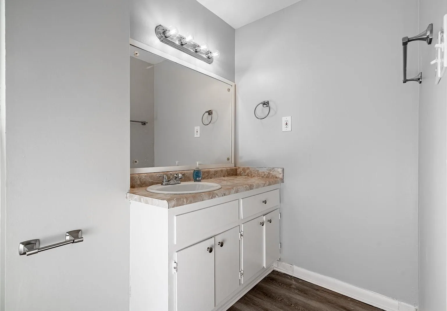4 bed, 2.0 bath, 2000 sqft, $620 — Photo 3