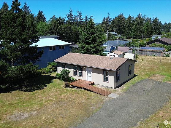 3rd image of 210 W Pine Avenue