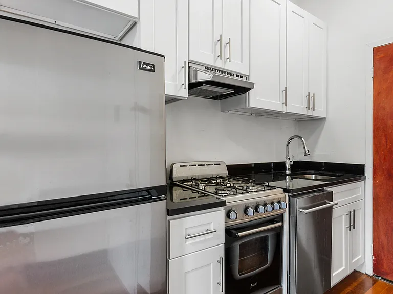 235 W 15th St #1A — Photo 3
