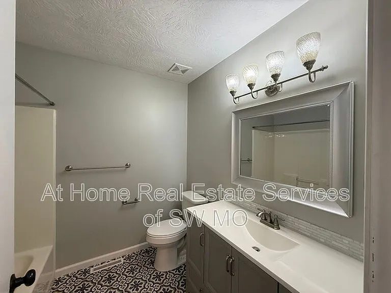 5459 S Jefferson Ave — Photo 7