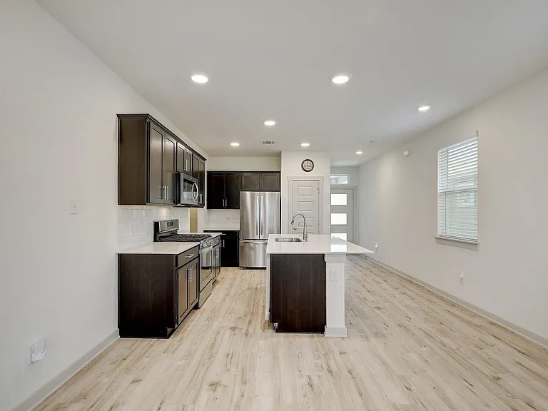121 Fairfax Ave — Photo 11