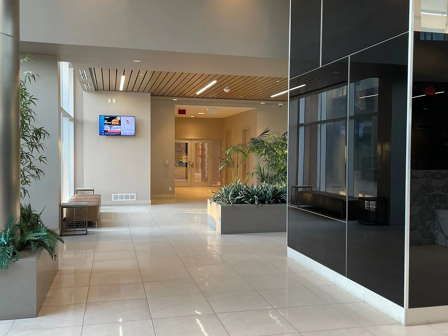 Grand Palace Condos — Photo 4