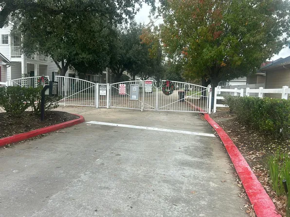 9867 Farrell Dr, Houston, TX 77070