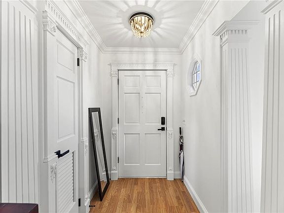 5th image of 1018 Meadowbrook Rd E