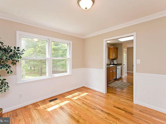 5th image of 165 Forest Manors Dr