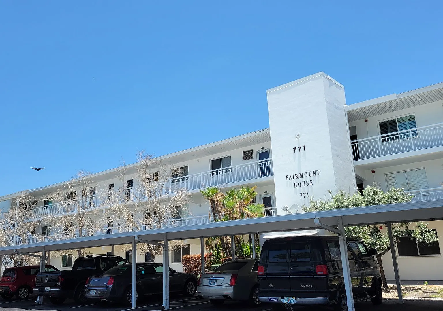 Annual UNfurnished top floor Bay front 2/2 condo with full views of Sarasota Bay — Photo 2