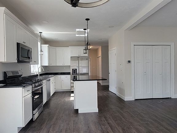 5th image of 10 Wisteria Ln