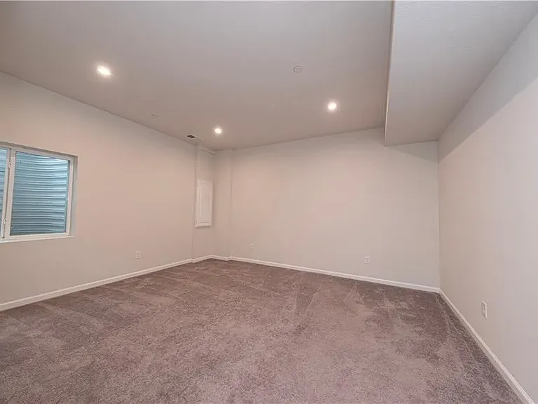 504 Florida Blvd — Photo 14