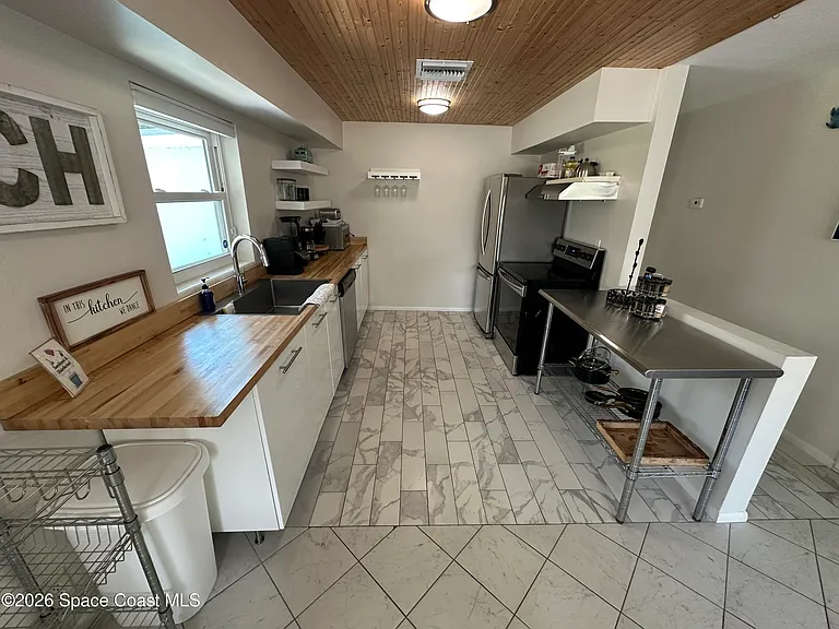 302 5th Ave — Photo 6