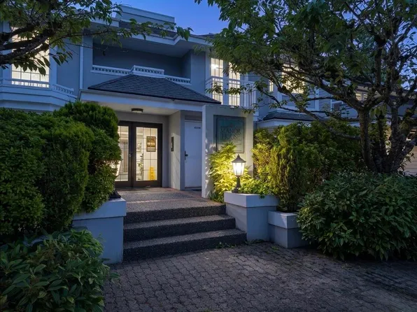 2440 Haywood Ave #202, West Vancouver, BC V7V 1Y1