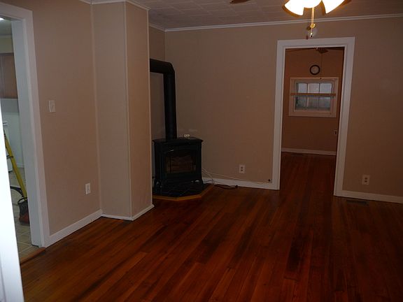 Living rm w/fireplace