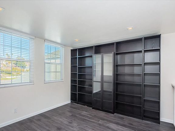 5th image of 4587 Essex Ct