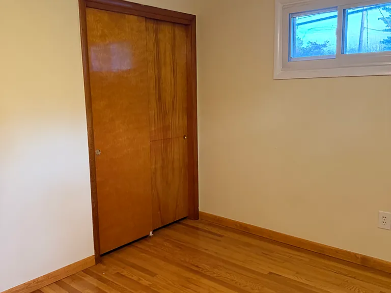 625 E Queen St — Photo 15